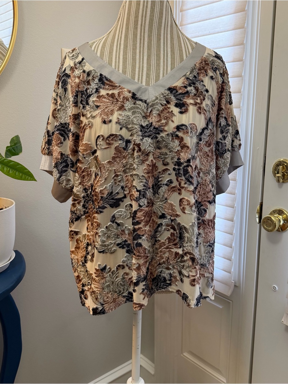 ivy jane V-Neck Floral Burnout Tunic in Taupe, Brown & Black